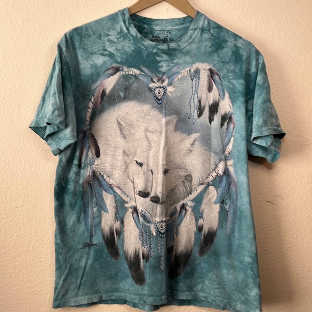 The mountain wolfs graphic T-shirt